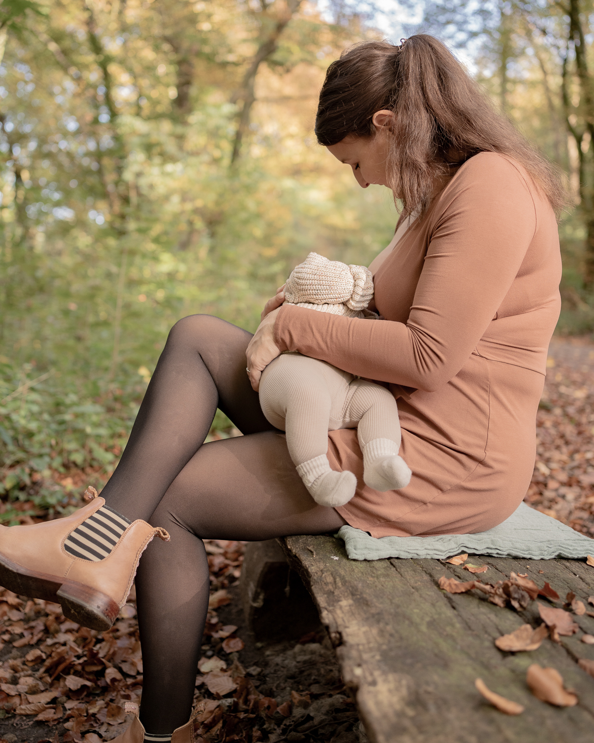 Mama und Baby, das Baby stillt gerade.